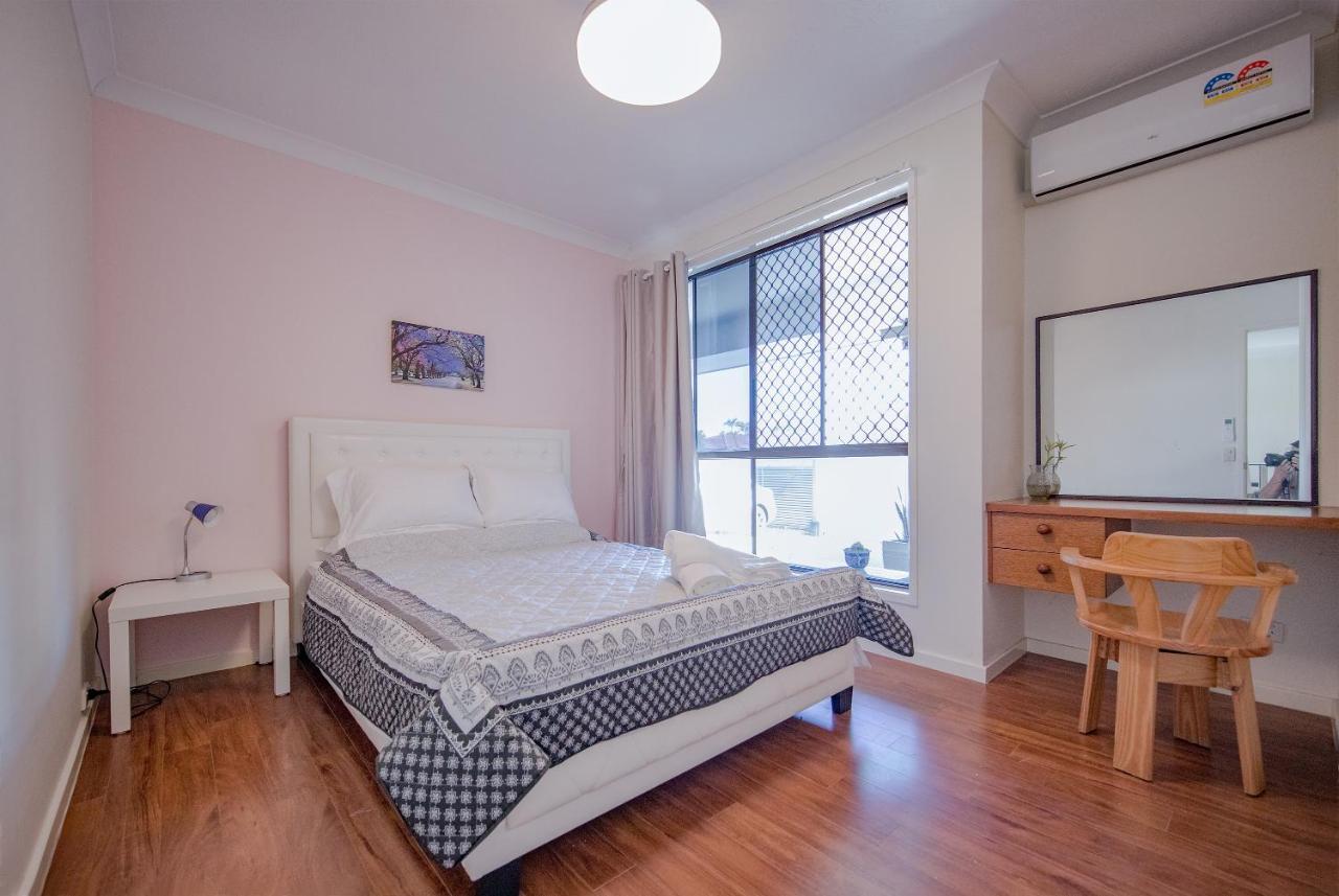 Mermaid Waters Duplex House * Gold Coast